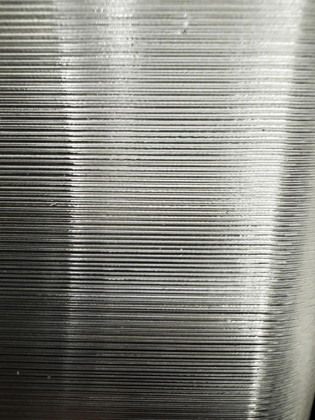 Detalhe aproximado das camadas de impressão na parede de uma peça